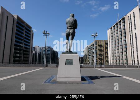 Statua di Bobby Moore allo stadio di Wembley. Foto Stock