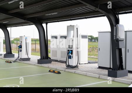 Stazione di ricarica per veicoli elettrici che preleva energia dai pannelli solari Foto Stock