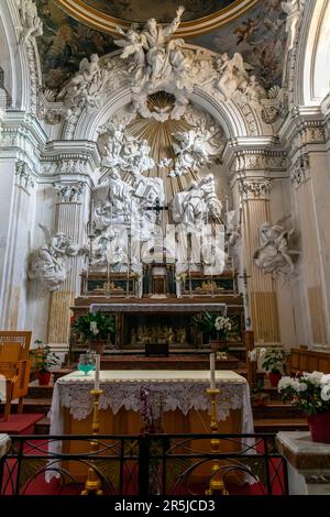 Monastero cistercense di Spirito Santo (Santo Spirito). L'altare a navata centrale raffigura la gloria dello Spirito Santo. Creato da Giacomo Serpotta ad Agrigento, Foto Stock