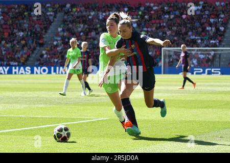 Eindhoven, Paesi Bassi. 03rd giugno, 2023. Eindhoven, Paesi Bassi, 3rd 2023 giugno: Dominique Janssen ( 6 Wolfsburg ) Fribolina Rolfö ( 16 Barcellona ) durante la finale di calcio della UEFA Womens Champions League tra il FC Barcelona e la VFL Wolfsburg presso lo stadio Philips di Eindhoven, Paesi Bassi. (Julia Kneissl/SPP) Credit: SPP Sport Press Photo. /Alamy Live News Foto Stock