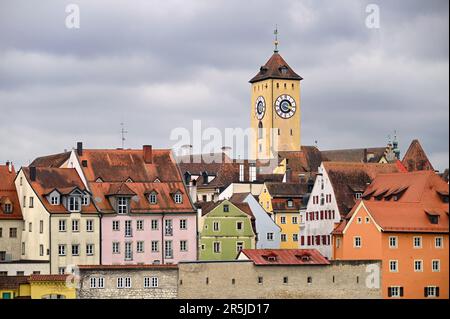 Storico municipio torre dell'orologio e colorati vecchi edifici in Germania Ratisbona Foto Stock