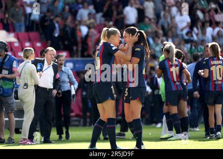 Eindhoven, Paesi Bassi, 3rd 2023 giugno: Fribolina Rolfö ( 16 Barcellona ) Ingrid Syrstad Engen ( 23 Barcellona ) dopo la finale di calcio della UEFA Womens Champions League tra il FC Barcelona e la VFL Wolfsburg presso lo stadio Philips di Eindhoven, Paesi Bassi. (Julia Kneissl / SPP) Foto Stock