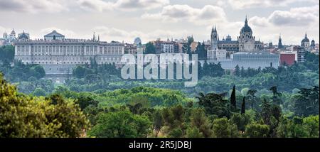 Skyline di Madrid da Casa de campo con il palazzo reale e la cattedrale dell'Almudena. Foto Stock