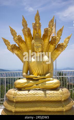Grande statua dorata del buddha con sette serpenti Foto Stock