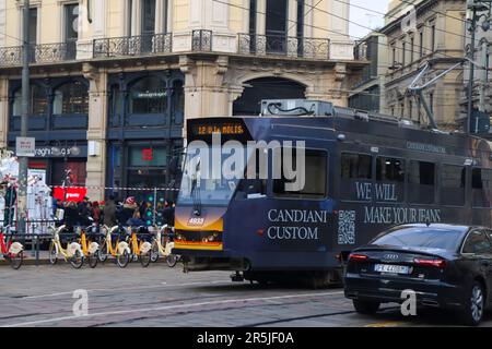 Il tram pubblico è uno dei mezzi di trasporto pubblici in Italia per chi viaggia con tariffe più economiche Foto Stock