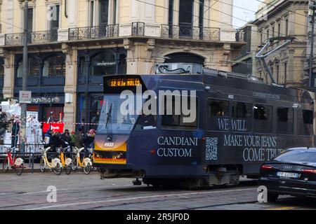 Il tram pubblico è uno dei mezzi di trasporto pubblici in Italia per chi viaggia con tariffe più economiche Foto Stock