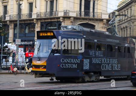 Il tram pubblico è uno dei mezzi di trasporto pubblici in Italia per chi viaggia con tariffe più economiche Foto Stock