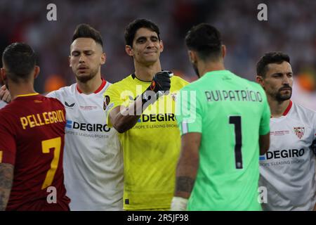 Yassine Bounou conosciuto anche come Bono di Siviglia visto durante la finale di UEFA Europa League 2023 tra Siviglia e COME Roma alla Puskas Arena. Punteggio finale; Siviglia 1:1 COME Roma (penalità 4:1). Foto Stock