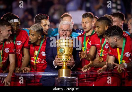 Berlino, Germania. 3rd Giu, 2023. Frank-Walter Steinmeier (Bundespräsident der Bundesrepublik Deutschland) übergibt den den Pokal an Willi Orban (RBL) Foto Stock