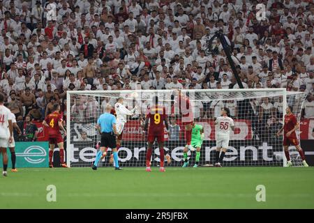 Chris Smalling ha visto in azione durante la finale di UEFA Europa League tra il Sevilla FC e COME Roma alla Puskas Arena. Punteggio finale; Siviglia 1:1 COME Roma (penalità 4:1). Foto Stock