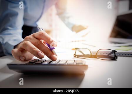 Lavoro contabile, calcolo rapporto finanziario in carica Foto Stock