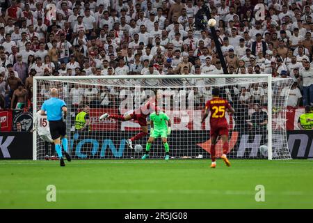 Budapest, Ungheria. 31st maggio, 2023. Chris Smalling ha visto in azione durante la finale di UEFA Europa League tra il Sevilla FC e COME Roma alla Puskas Arena. Punteggio finale; Siviglia 1:1 COME Roma (penalità 4:1). (Foto di Mohammad Javad Abjoushak/SOPA Images/Sipa USA) Credit: Sipa USA/Alamy Live News Foto Stock