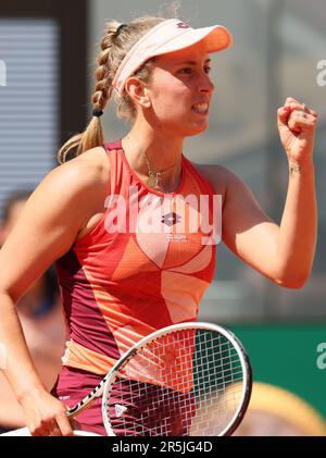 Parigi, Francia. 04th giugno, 2023. Il belga Elise Mertens si è fatto pugno durante una partita di tennis tra il belga Mertens (WTA28) e il russo Pavlyuchenkova, nel quarto round del singolare femminile al Roland Garros French Open di tennis a Parigi, Francia, . BELGA PHOTO BENOIT DOPPAGNE Credit: Belga News Agency/Alamy Live News Foto Stock