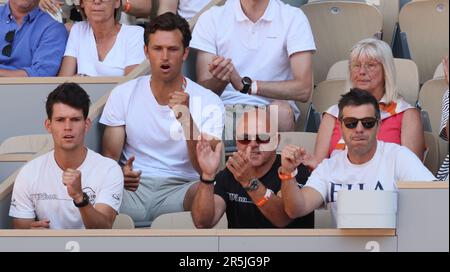 Parigi, Francia. 04th giugno, 2023. L'entourage di Mertens allieta durante una partita di tennis tra il belga Mertens (WTA28) e il russo Pavlyuchenkova, nel quarto round del singolare femminile al torneo di tennis francese Roland Garros a Parigi, Francia, . BELGA PHOTO BENOIT DOPPAGNE Credit: Belga News Agency/Alamy Live News Foto Stock