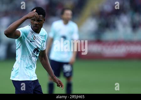 Torino, Italia. 03rd giugno, 2023. Denzel Dumfries del FC Internazionale gests durante la Serie Una partita di calcio tra Torino FC e FC Internazionale allo Stadio Olimpico il 3 giugno 2023 a Torino. Credit: Marco Canoniero/Alamy Live News Foto Stock