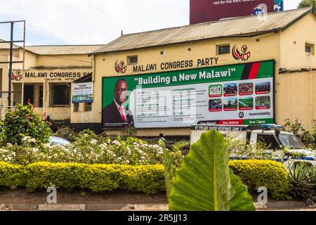 Poster pubblicitario con il presidente sulla facciata della sede del Partito del Congresso del Malawi a Blantyre, Malawi: "Costruire un nuovo Malawi". Foto Stock