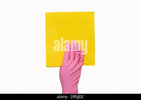 Mano di primo piano con guanti rosa che tengono un panno in microfibra di polvere gialla per la pulizia isolato su sfondo bianco con percorso di ritaglio. Foto Stock