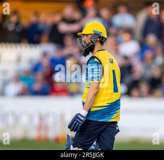 Birmingham porta il capitano Moeen Ali durante una partita Vitality Blast T20 contro i Derbyshire Falcons Foto Stock