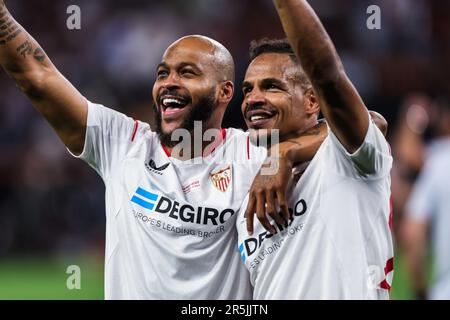 Marcao e Fernando hanno visto durante la finale di calcio della UEFA Europa League tra il Sevilla FC e COME Roma alla Puskas Arena. Punteggio finale; Siviglia 1:1 COME Roma (penalità 4:1). Foto Stock