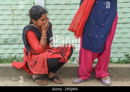 (230604) -- BALASORE, 4 giugno 2023 (Xinhua) -- Una donna attende il messaggio di parente mancante nel distretto di Balasore dello stato indiano orientale di Odisha, 4 giugno 2023. Il bilancio delle vittime della collisione di due treni passeggeri nello stato indiano orientale di Odisha è salito a 288 con altri 803 feriti il sabato, secondo i funzionari. Il Times of India ha citato i funzionari ferroviari dicendo che ci sono 288 vittime registrate in questo terribile incidente, l'incidente ferroviario più letale del paese in più di 20 anni. I passeggeri feriti sono stati portati negli ospedali di Gopalpur, Khantapara, Balasore, Foto Stock