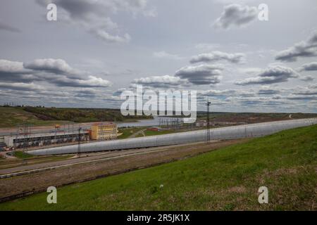 Sergiyev Posad, Russsia - 18 maggio 2022: Pipe della centrale idroelettrica Zagorskaya su sfondo grigio Foto Stock