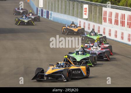 05 HUGHES Jake (gbr), Neom McLaren Formula e Team, Spark-Nissan, Nissan e-4ORCE 04, azione durante il 2023° ePrix di Giacarta, 8th° meeting del 2022-23° Campionato del mondo ABB FIA Formula e, sul circuito di Jakarta International e-Prix dal 2 al 3 giugno 2023 a Giacarta, Indonesia - Foto: Julien Delfosse/DPPI/LiveMedia Foto Stock