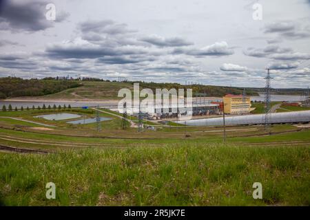 Sergiyev Posad, Russsia - 18 maggio 2022: Centrale idroelettrica Zagorskaya su sfondo grigio Foto Stock