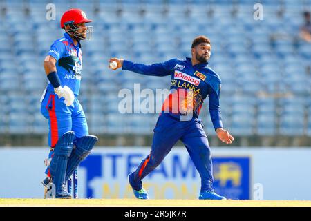 Hambantota, Sri Lanka. 04th giugno 2023. Wanindu Hasaranga dello Sri Lanka consegna una palla guardata dall'Afghanistan battitore e capitano Hashmatullah Shahidi durante la partita di cricket ODI 2nd tra Sri Lanka e Afghanistan al Mahinda Rajapaksa International Cricket Stadium di Hambantota il 04th giugno 2023. Viraj Kothalwala/Alamy Live News Foto Stock