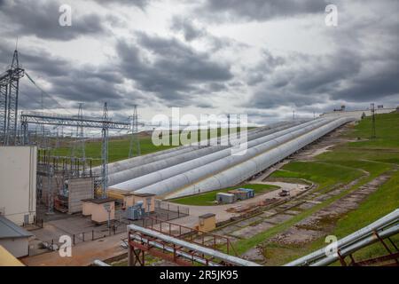 Sergiyev Posad, Russsia - 18 maggio 2022: Pipe della centrale di Zagorskaya Hydro su sfondo grigio Foto Stock