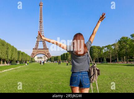 Donna turistica vicino alla Torre Eiffel a Parigi, Francia, Europa in estate Foto Stock