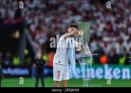 Budapest, Ungheria. 01st giugno, 2023. Gonzalo Montiel di Siviglia festeggia con un trofeo dopo la partita finale della UEFA Europa League 2023 tra Siviglia e ROMA alla Puskas Arena. Punteggio finale; Siviglia 1:1 COME Roma (penalità 4:1). (Foto di Mohammad Javad Abjoushak/SOPA Images/Sipa USA) Credit: Sipa USA/Alamy Live News Foto Stock