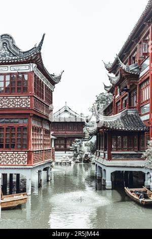 Yu Garden Pond con edifici circostanti a shanghai Foto Stock