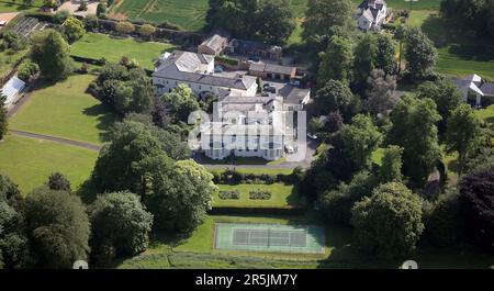 Veduta aerea di una grande casa indipendente privata in terreni nel villaggio di Sharow, Ripon, North Yorkshire Foto Stock