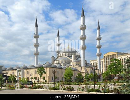 Bella moschea centrale di Imam Sarakhsi, moschea a Bishkek, Kirghizistan Foto Stock