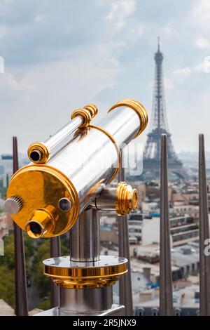 Telescopio in cima all'arco di trionfo con la torre Eiffel in lontananza Foto Stock