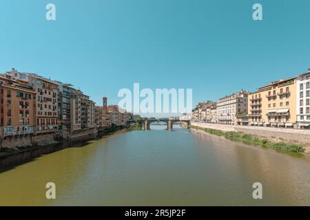 il fiume spree con un ponte a berlino Foto Stock