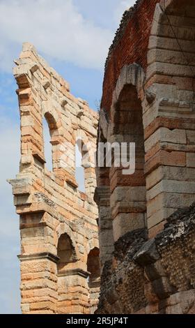 Antico anfiteatro romano chiamato Arena nella città di Verona in Veneto in Italia Foto Stock