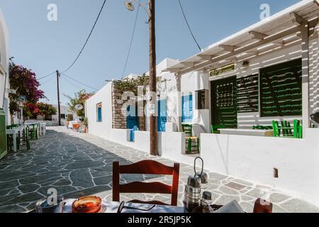 Taverna greca tradizionale con posti a sedere all'aperto su Folegandros Foto Stock