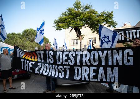 Israele. 01st giugno, 2023. Protesta contro la riforma giudiziaria di fronte alla Prof.she Moshe Koppel, presidente del Kohelet Policy Forum, sede nell'insediamento ebraico occupato in Cisgiordania di Efrat. Efrat, Israele. Giugno 01th 2023. (Matan Golan/Sipa USA). Credit: Sipa USA/Alamy Live News Foto Stock