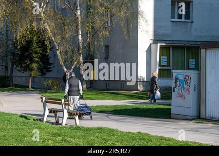 vienna, austria. 5 aprile 2023 un percorso europeo pedoni impegnati nella vita quotidiana del parco Foto Stock