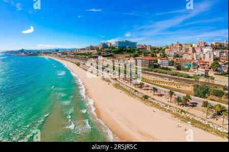 Tarragona in Catalogna, Spagna, Europa. Spiaggia e anfiteatro romano Foto Stock
