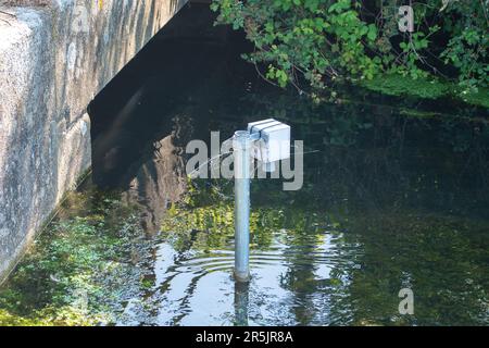 Dorney, Bucknghamshire, Regno Unito. 4th giugno, 2023. Inondazioni sta diventando molto peggio su Dorney Common, nonostante non vi sia stata pioggia per settimane. Gli abitanti del vicino villaggio di Eton Wick sono preoccupati e dicono di non aver visto l'alluvione essere così male durante la loro vita. I monitor di scarico dell'acqua del Tamigi (nella foto) che si suppone siano in grado di monitorare gli scarichi di acqua di tempesta in Roundmoor Ditch, che corre lungo e attraverso il comune, attualmente non funzionano. Credit: Maureen McLean/Alamy Live News Foto Stock