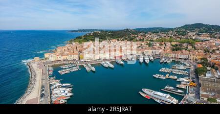 Vista della città e del porto di Saint Tropez, Costa Azzurra, Francia, Sud Europa Foto Stock