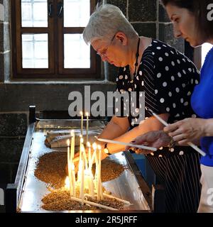 La gente ha visto le candele di illuminazione durante il rituale alla chiesa di Hovsep di Surp di Diyarbak?r. Alla Chiesa Cattolica Armena di Surp Hovsep, Che è stato gravemente danneggiato negli scontri tra i militanti armati del PKK curdo e le forze di sicurezza turche nel centro di Diyarbakir nel 2015 e riparato come risultato di un restauro di 4 anni, il secondo rituale negli ultimi 100 anni dopo il primo rituale nel 2021. Pochissimi armeni venuti da Istanbul e vissuti a Diyarbakir hanno partecipato alla cerimonia. Il rituale è stato guidato dal Sommo sacerdote Abraham Firat e dal Diacono subordinato Jan Acemoglu, che sono stati ordinati da Istanbul. Il ch Foto Stock