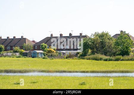 Dorney, Bucknghamshire, Regno Unito. 4th giugno, 2023. Inondazioni sta diventando molto peggio su Dorney Common, nonostante non vi sia stata pioggia per settimane. Gli abitanti del vicino villaggio di Eton Wick sono preoccupati e dicono di non aver visto l'alluvione essere così male durante la loro vita. I monitor di scarico dell'acqua del Tamigi che si suppone siano in grado di monitorare gli scarichi di acque piovane in Roundmoor Ditch, che corre lungo e attraverso il comune, attualmente non funzionano. Credit: Maureen McLean/Alamy Live News Foto Stock