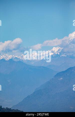 Una vista della catena montuosa dell'Himalaya dal Passo di Dochula, Bhutan. Foto Stock