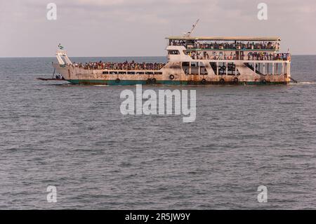 Una foto di un traghetto locale in rotta verso Freetown, Sierra Leone River 2011. Foto Stock