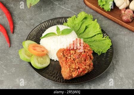 Ayam Geprek è popolare Street Food in Indonesia. Prodotto da pollo croccante schiacciato in Sambal Bawang Foto Stock
