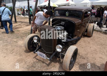 Calafell, Spagna. 03rd giugno, 2023. Un uomo guarda una Ford 1932 alla mostra 98 Octans Party a Calafell. La città di Calafell Tarragona celebra l'edizione 3rd del 98 Octans Party, una concentrazione di veicoli americani dal 1930s al 1970s e anche i modelli attuali. Si sono svolte mostre e mostre di circuiti. (Foto di Ramon Costa/SOPA Images/Sipa USA) Credit: Sipa USA/Alamy Live News Foto Stock