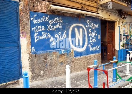 Napoli 4th giugno 2023. Festa per lo Scudetto del Napolicoccer Club.Napoli è campione d'Italia. Le celebrazioni della città. Migliaia di napoletani e turisti festeggiano per le strade. Credit: Ferdinando Piezzi/Alamy Live News Foto Stock